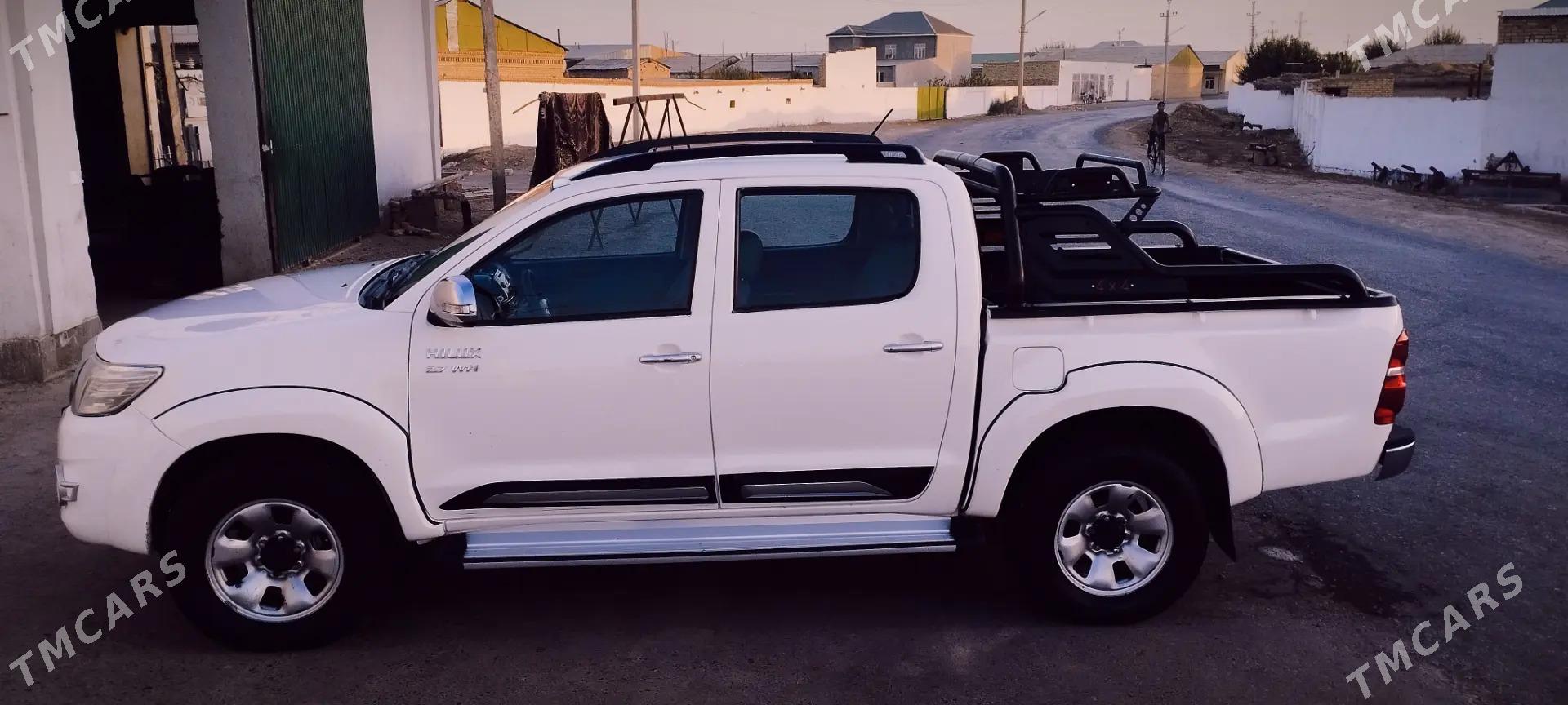 Toyota Hilux 2014 - 338 000 TMT - Туркменабат - img 4