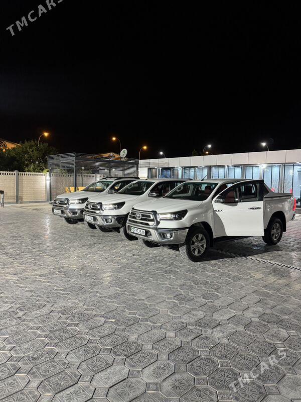 Toyota Hilux 2024 - 595 000 TMT - Aşgabat - img 3