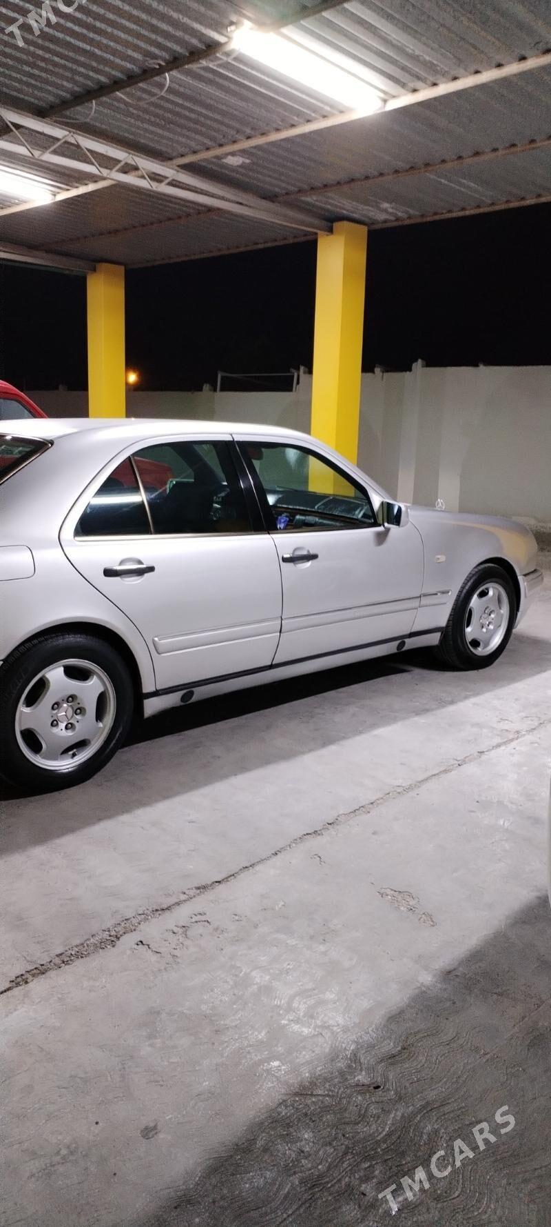 Mercedes-Benz E-Class 1998 - 105 000 TMT - Балканабат - img 4