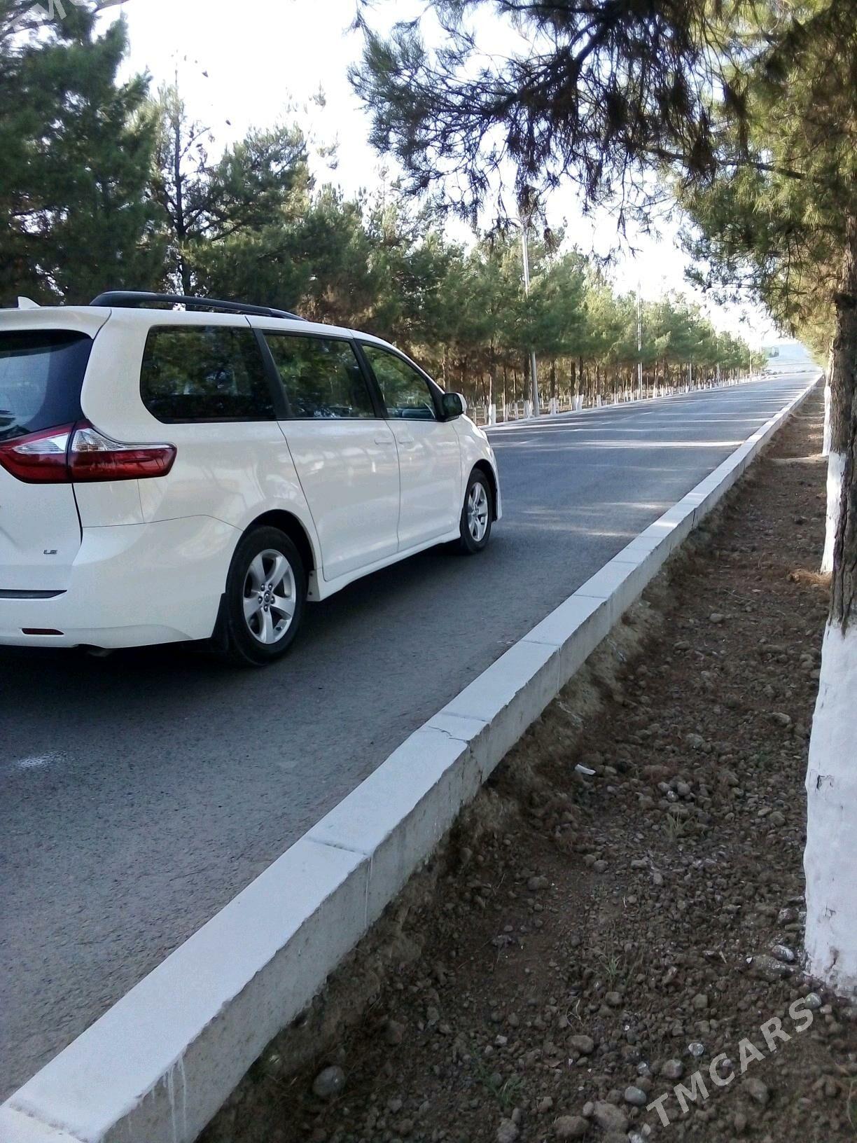 Toyota Sienna 2018 - 385 000 TMT - Векильбазар - img 3