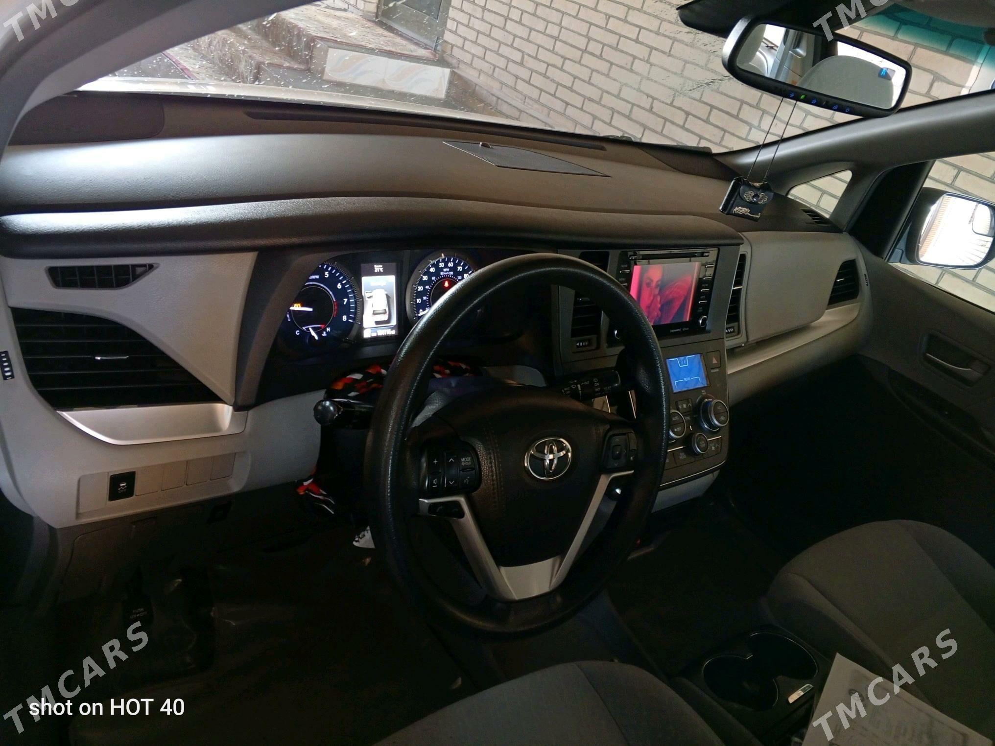 Toyota Sienna 2018 - 385 000 TMT - Векильбазар - img 5