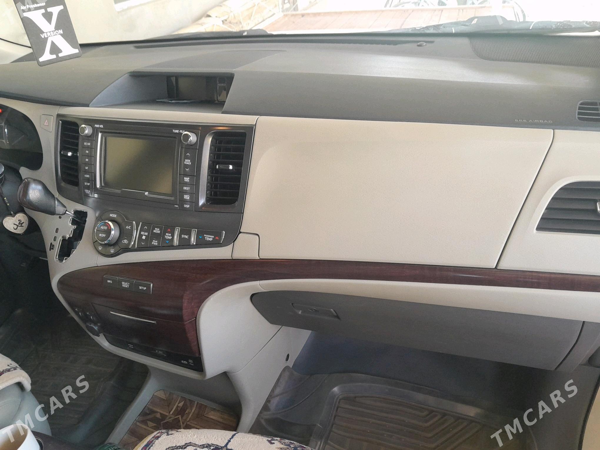 Toyota Sienna 2012 - 320 000 TMT - Мары - img 3