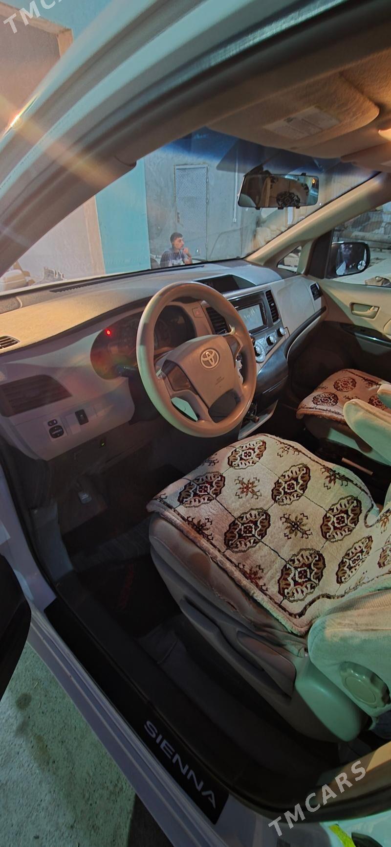 Toyota Sienna 2012 - 250 000 TMT - Мары - img 10