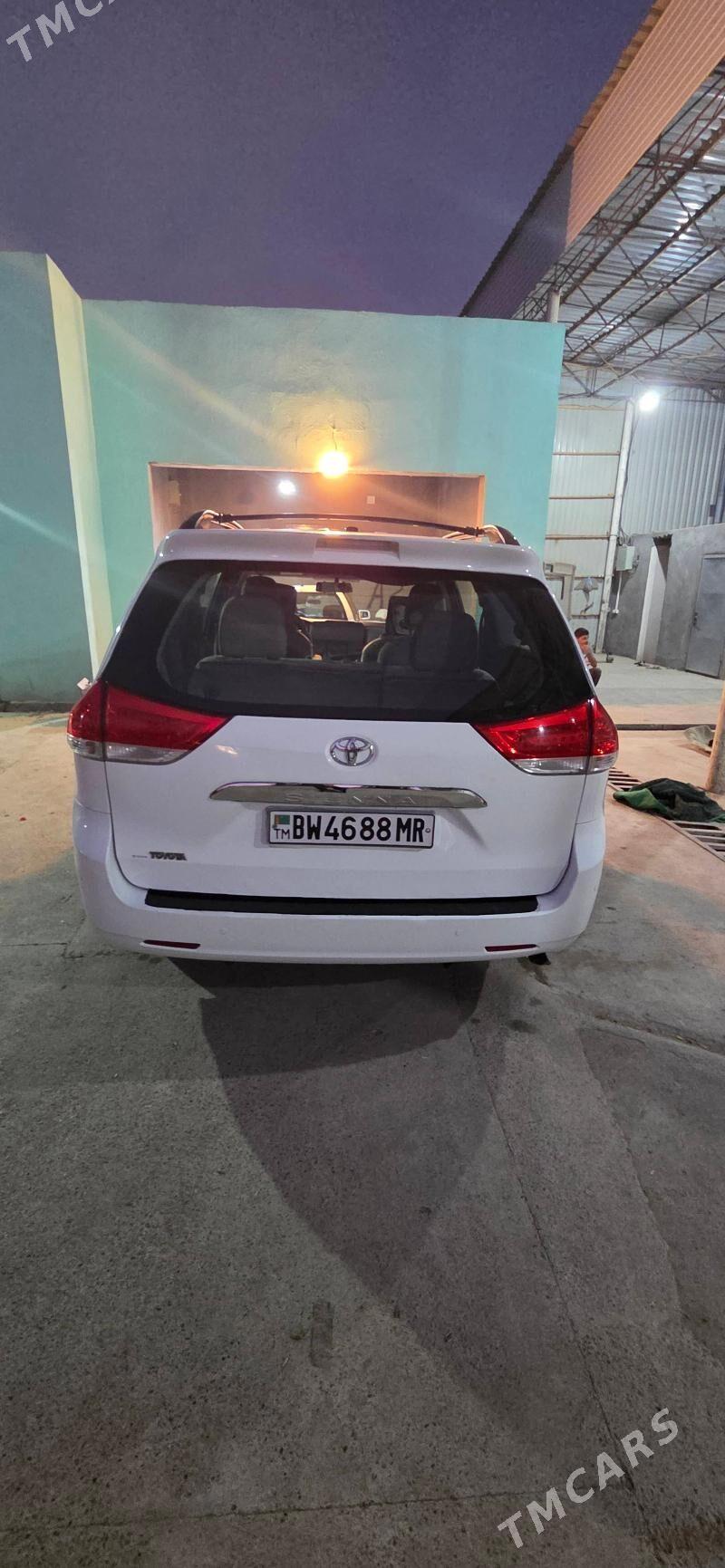 Toyota Sienna 2012 - 250 000 TMT - Мары - img 2