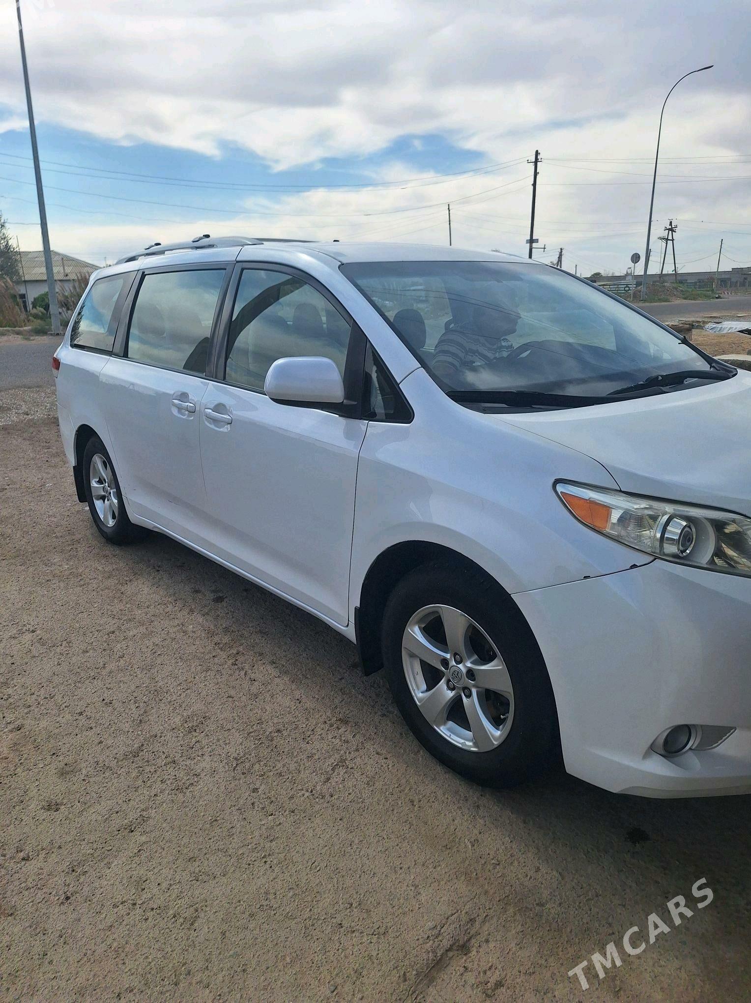 Toyota Sienna 2010 - 290 000 TMT - Görogly (Tagta) - img 4