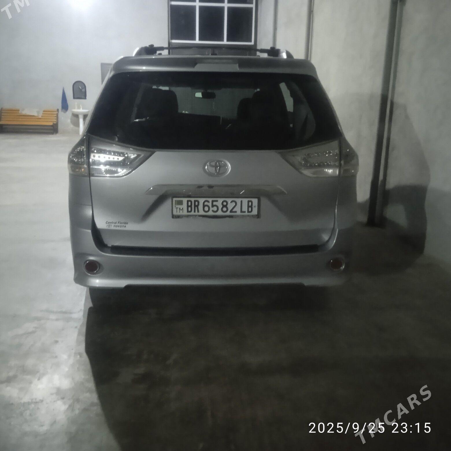 Toyota Sienna 2017 - 460 000 TMT - Туркменабат - img 4