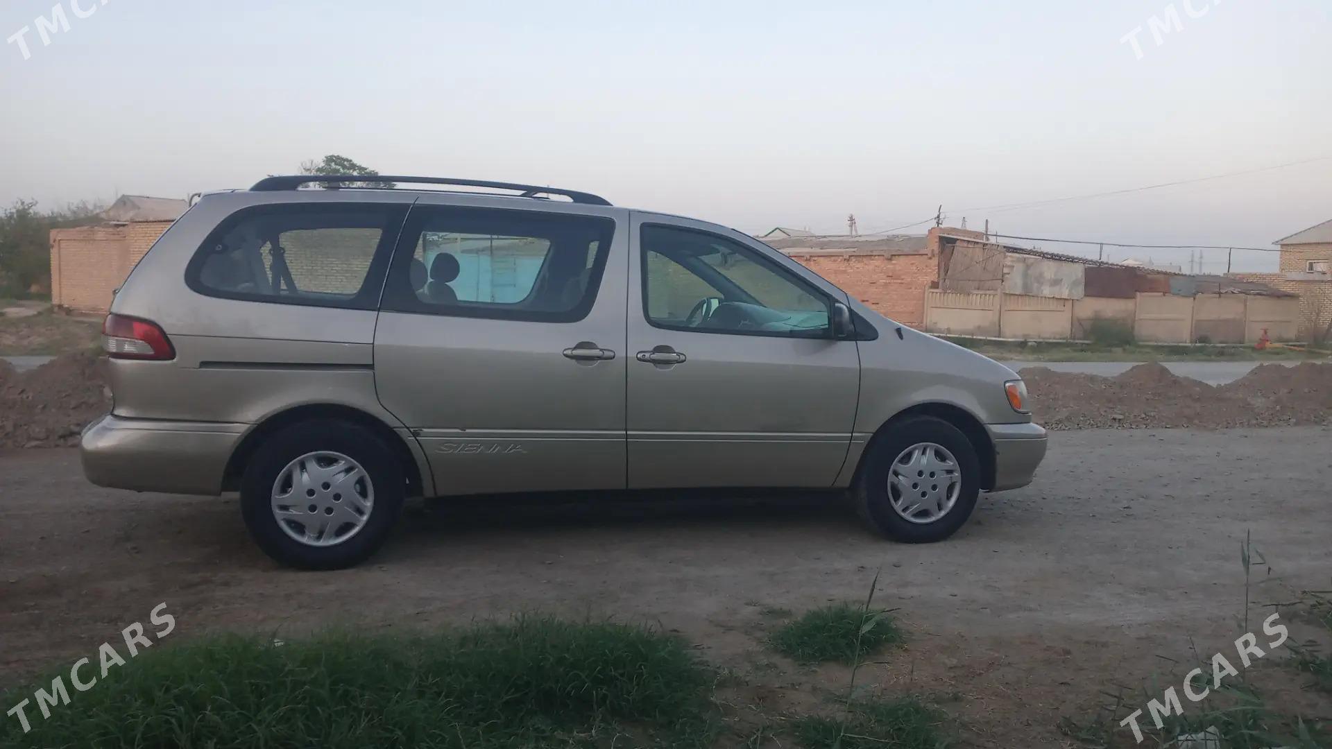 Toyota Sienna 2002 - 155 000 TMT - Мары - img 1