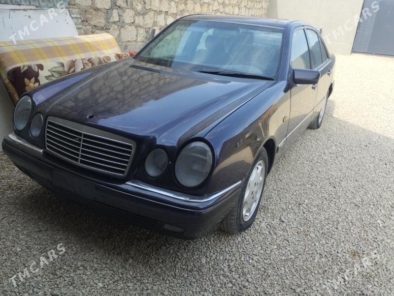 Mercedes-Benz E320 1996 - 59 000 TMT - Гумдаг - img 3