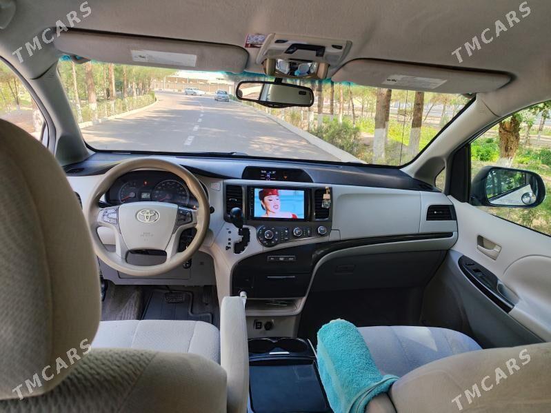 Toyota Sienna 2011 - 300 000 TMT - Мары - img 2