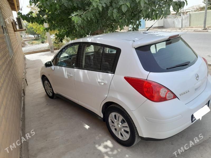 Nissan Versa 2009 - 125 000 TMT - Серахс - img 4