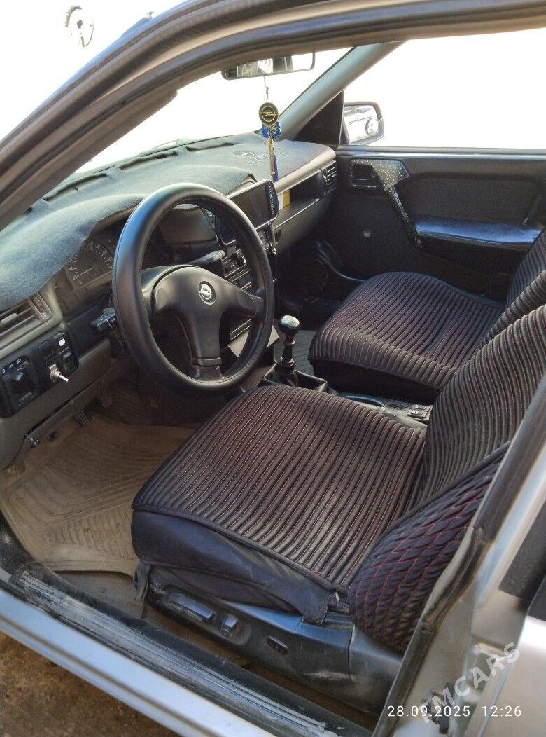 Opel Vectra 1990 - 40 000 TMT - Дянев - img 3