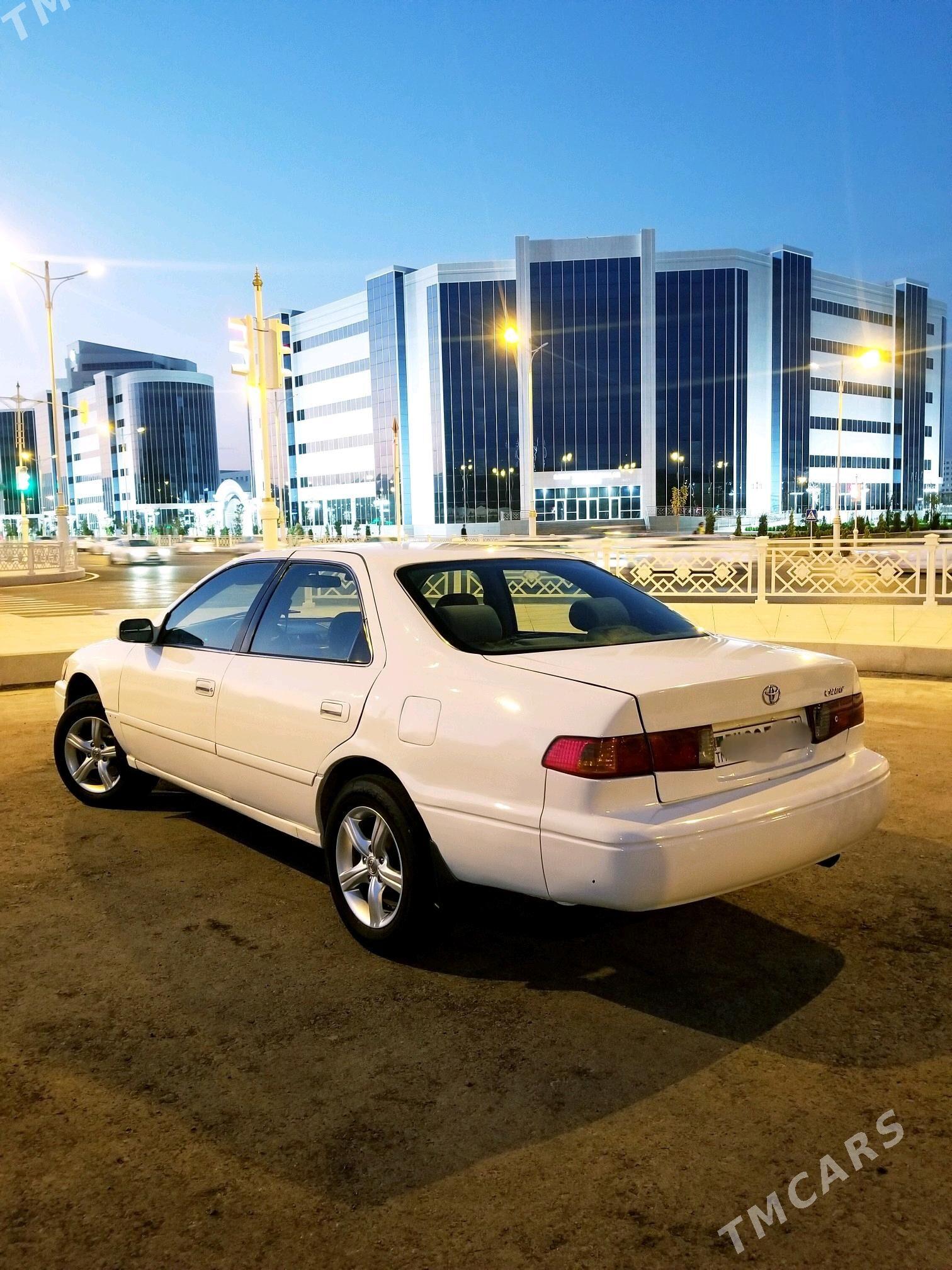 Toyota Camry 2001 - 110 000 TMT - Кëши - img 4