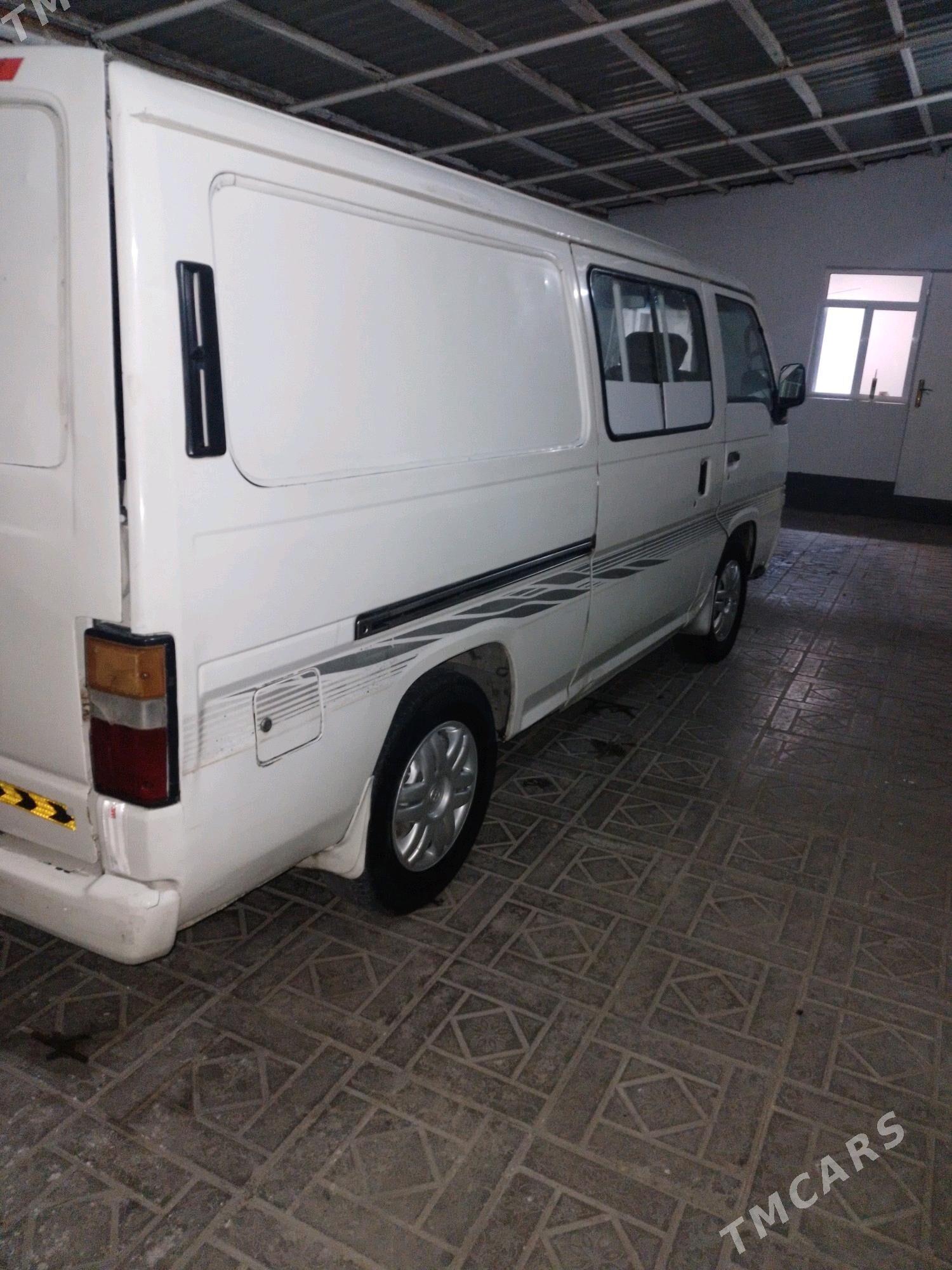 Nissan Urvan 1999 - 66 000 TMT - Балканабат - img 4