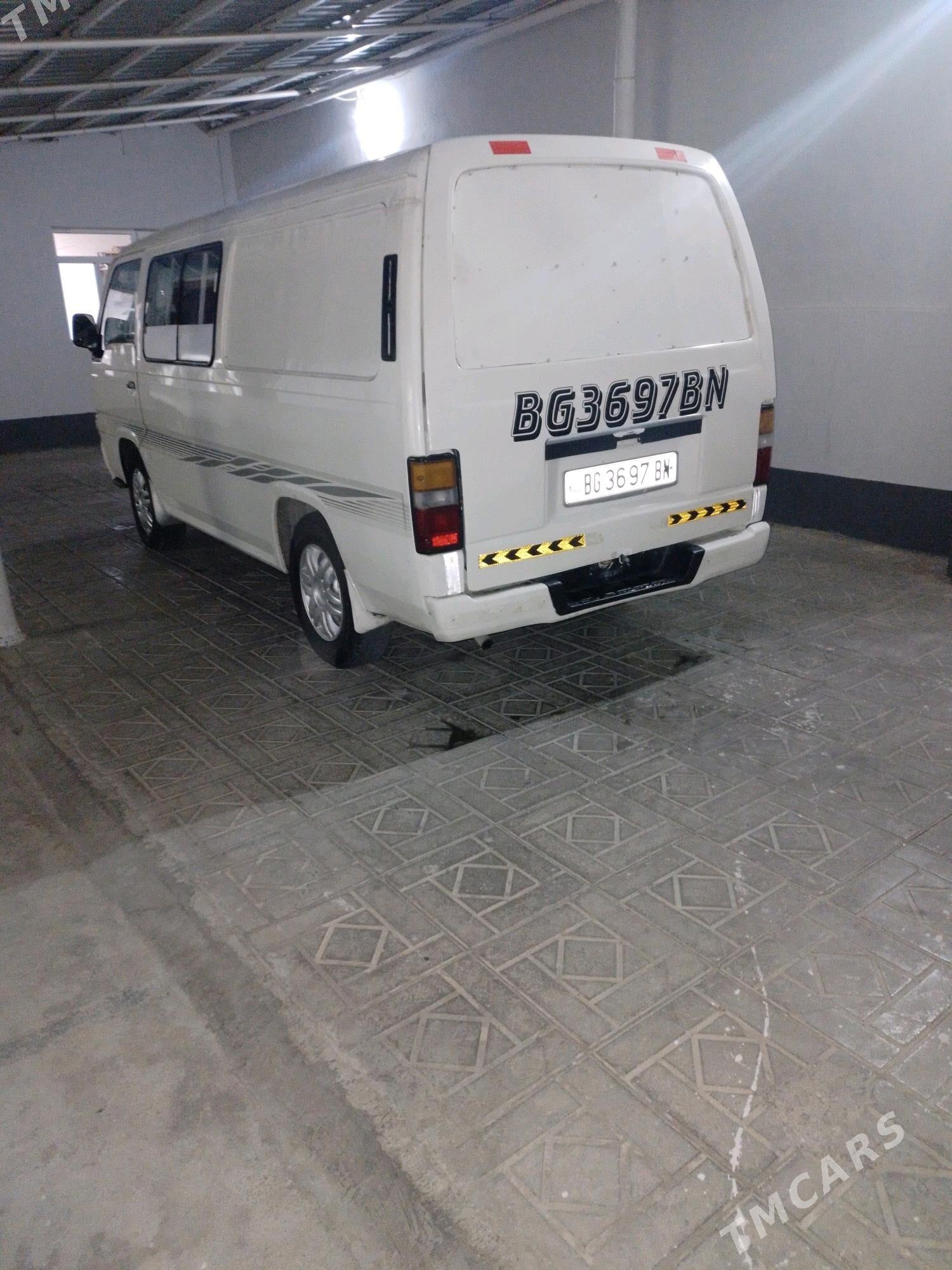 Nissan Urvan 1999 - 66 000 TMT - Балканабат - img 5