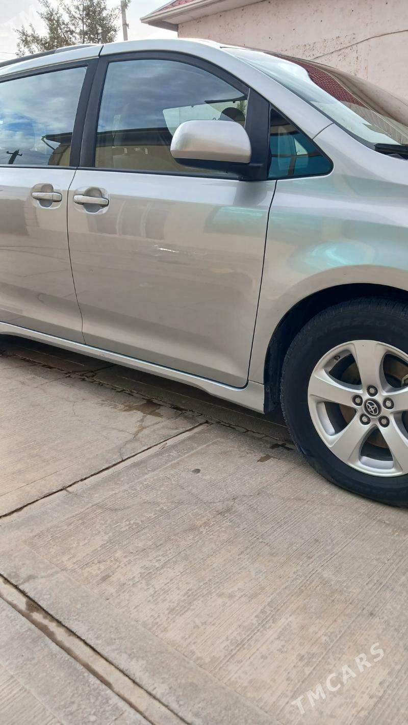 Toyota Sienna 2019 - 460 000 TMT - Балканабат - img 1