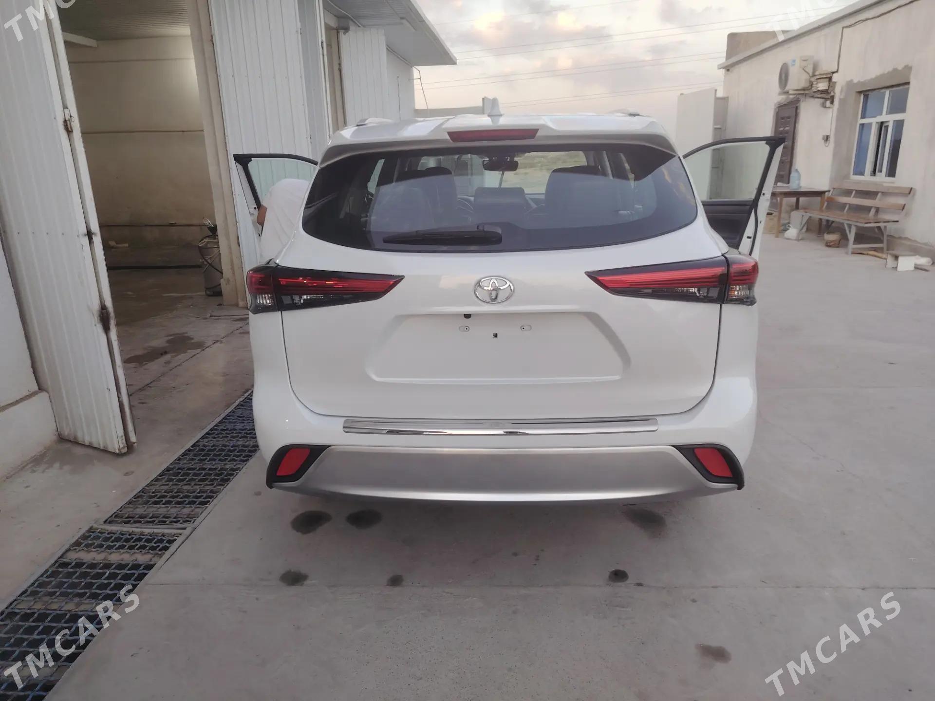 Toyota Highlander 2022 - 530 000 TMT - Ýolöten - img 3