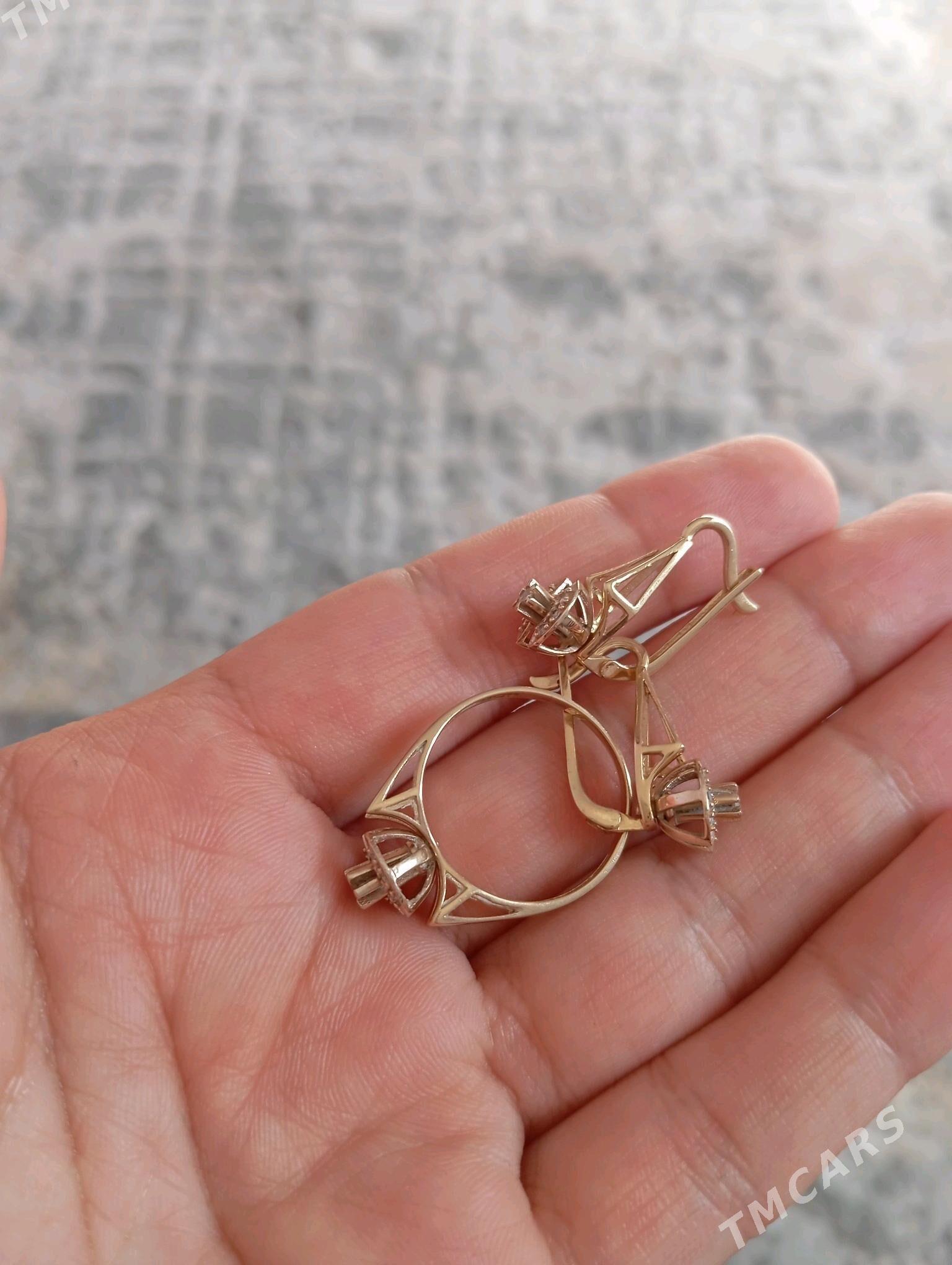 gyzyl gulakhalka kamplekt - Кëши - img 2