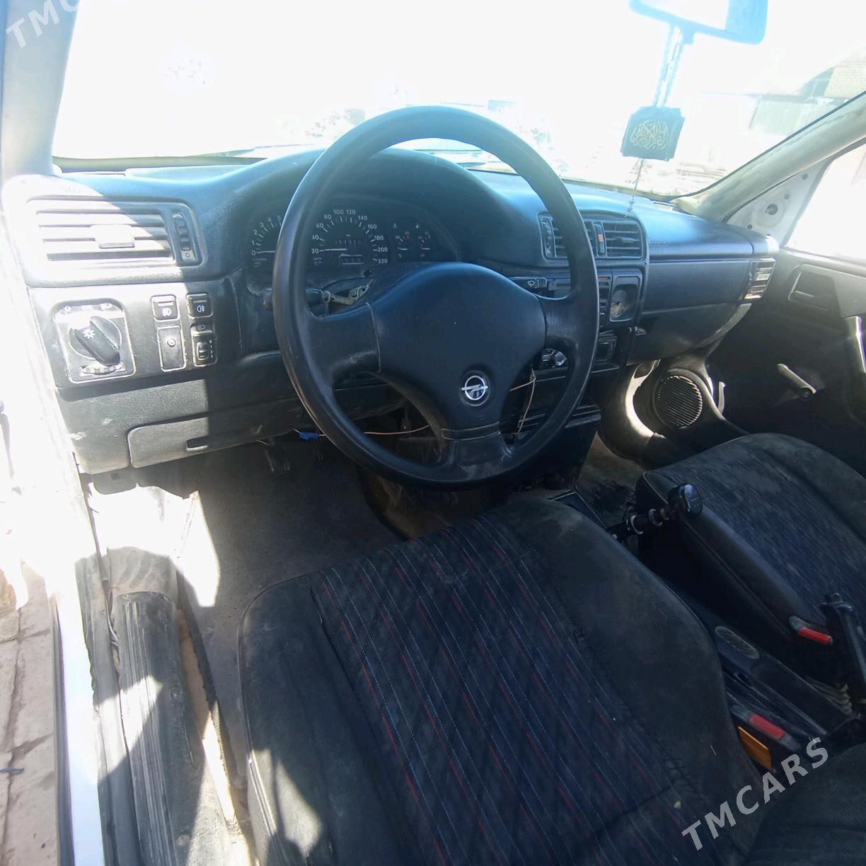 Opel Vectra 1990 - 13 000 TMT - Мары - img 5