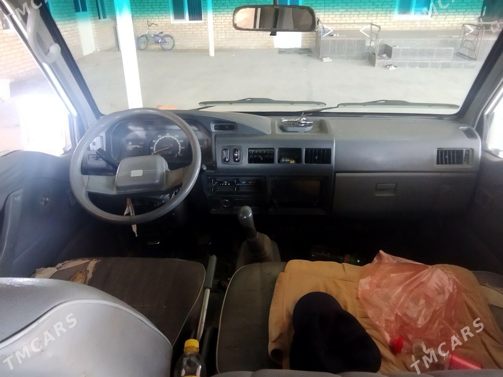 Toyota Hiace 2001 - 80 000 TMT - Ёлётен - img 4