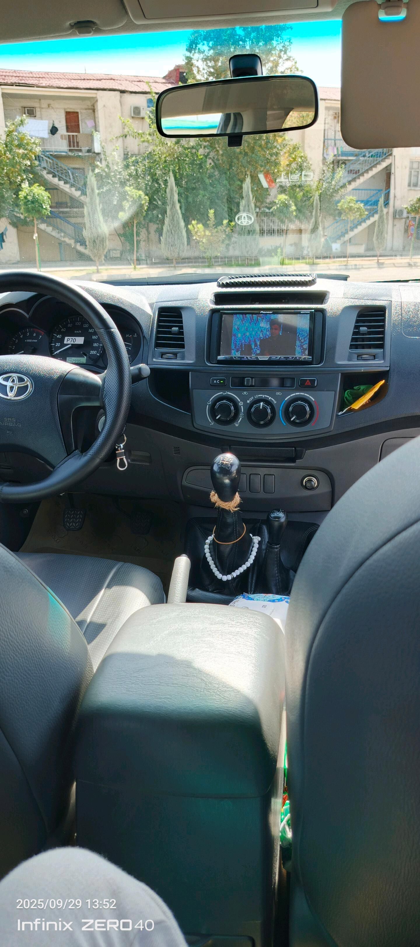 Toyota Hilux 2014 - 400 000 TMT - 6 мкр - img 3