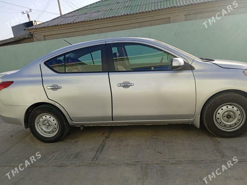 Nissan Versa 2013 - 111 000 TMT - Бузмеин - img 4