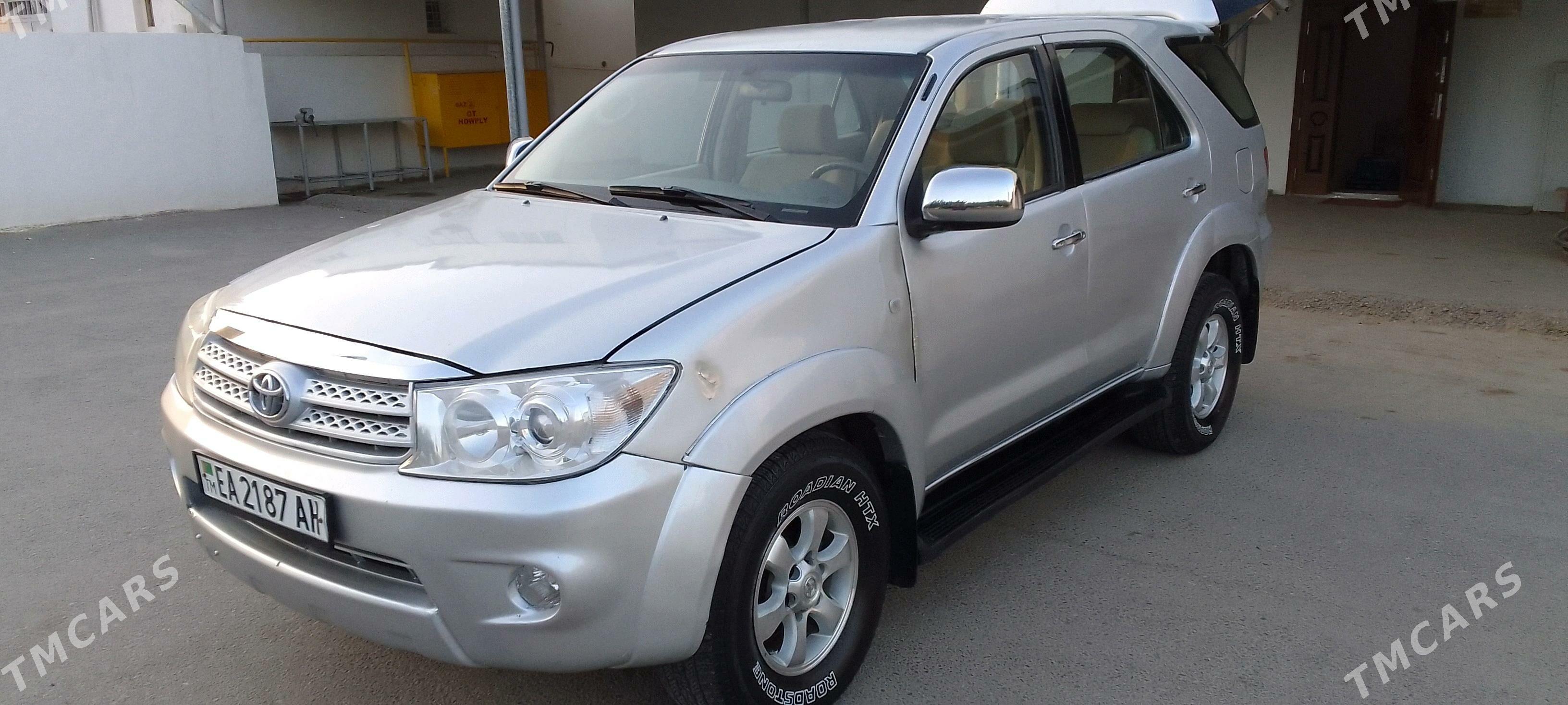 Toyota Fortuner 2010 - 200 000 TMT - Aşgabat - img 4