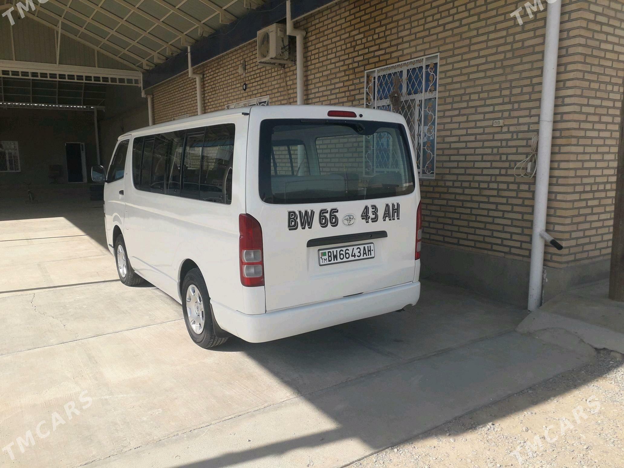 Toyota Hiace 2005 - 260 000 TMT - Ак-Бугдайский этрап - img 3