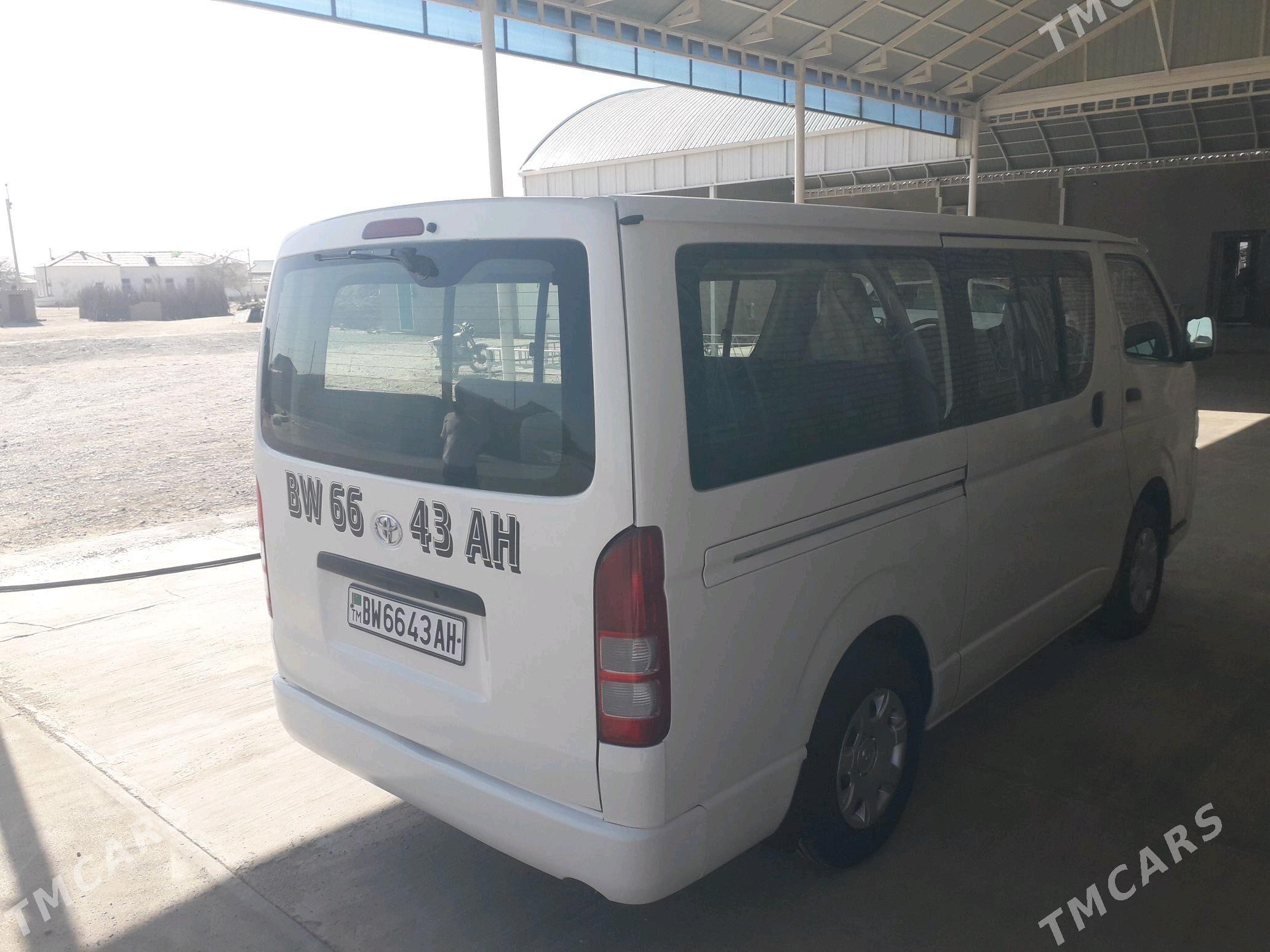 Toyota Hiace 2005 - 260 000 TMT - Ак-Бугдайский этрап - img 2
