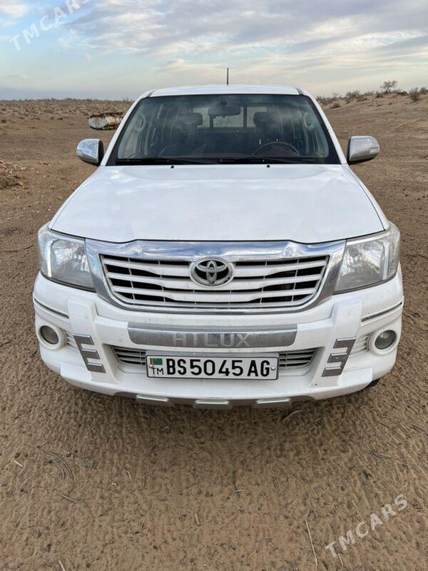 Toyota Hilux 2013 - 380 000 TMT - Aşgabat - img 4
