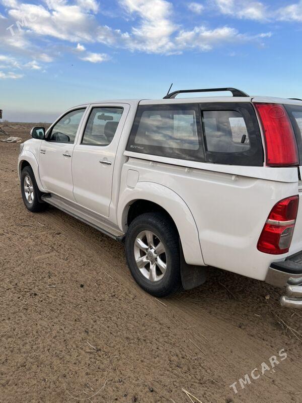 Toyota Hilux 2013 - 380 000 TMT - Aşgabat - img 2