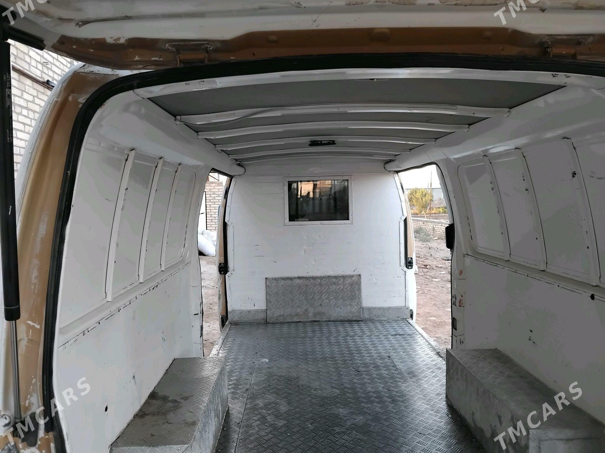 Nissan Urvan 2005 - 120 000 TMT - Дянев - img 2