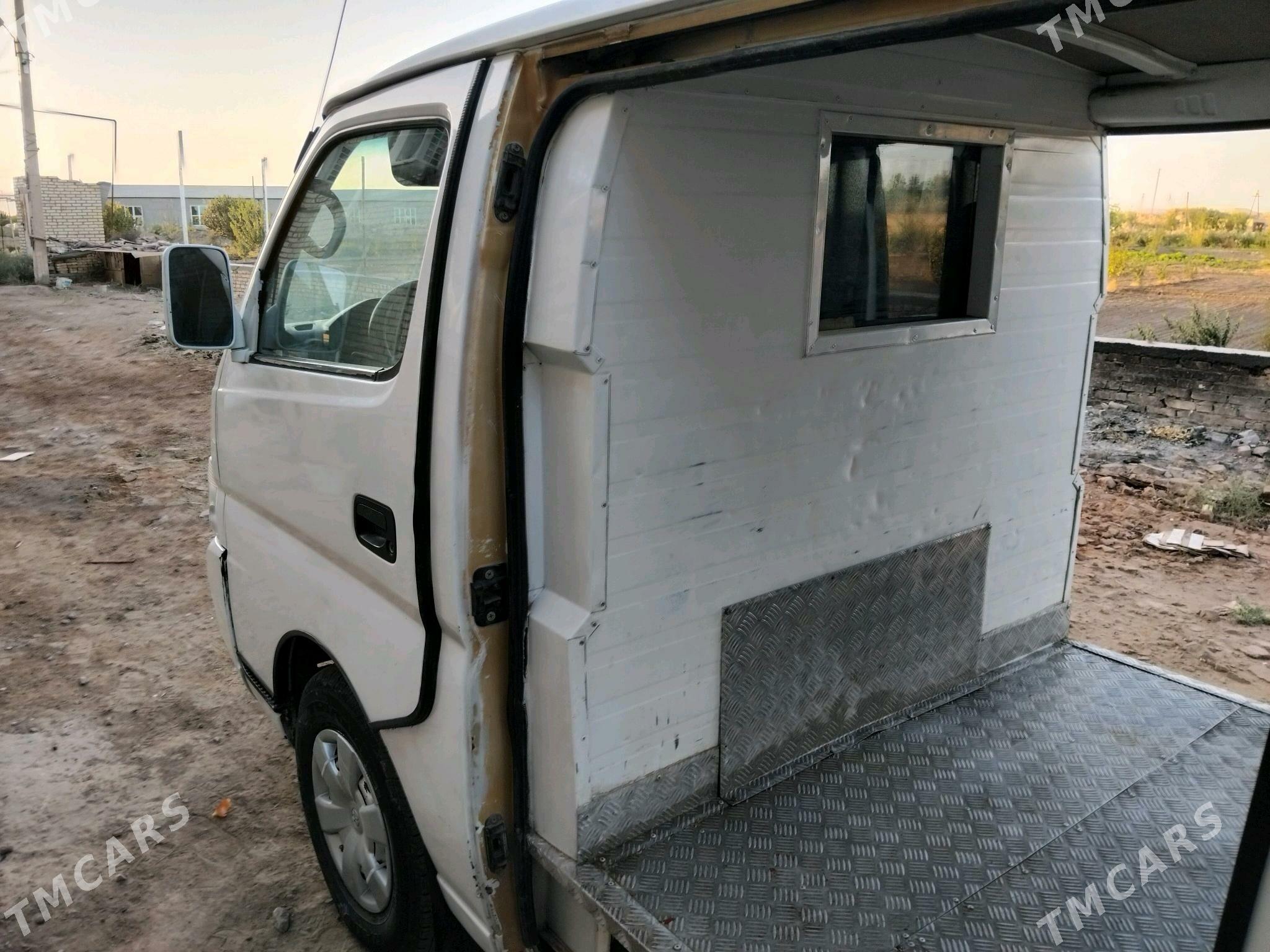 Nissan Urvan 2005 - 120 000 TMT - Дянев - img 3