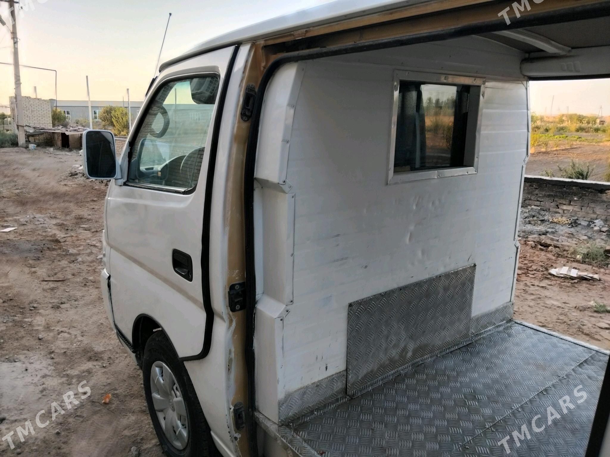 Nissan Urvan 2005 - 120 000 TMT - Дянев - img 4