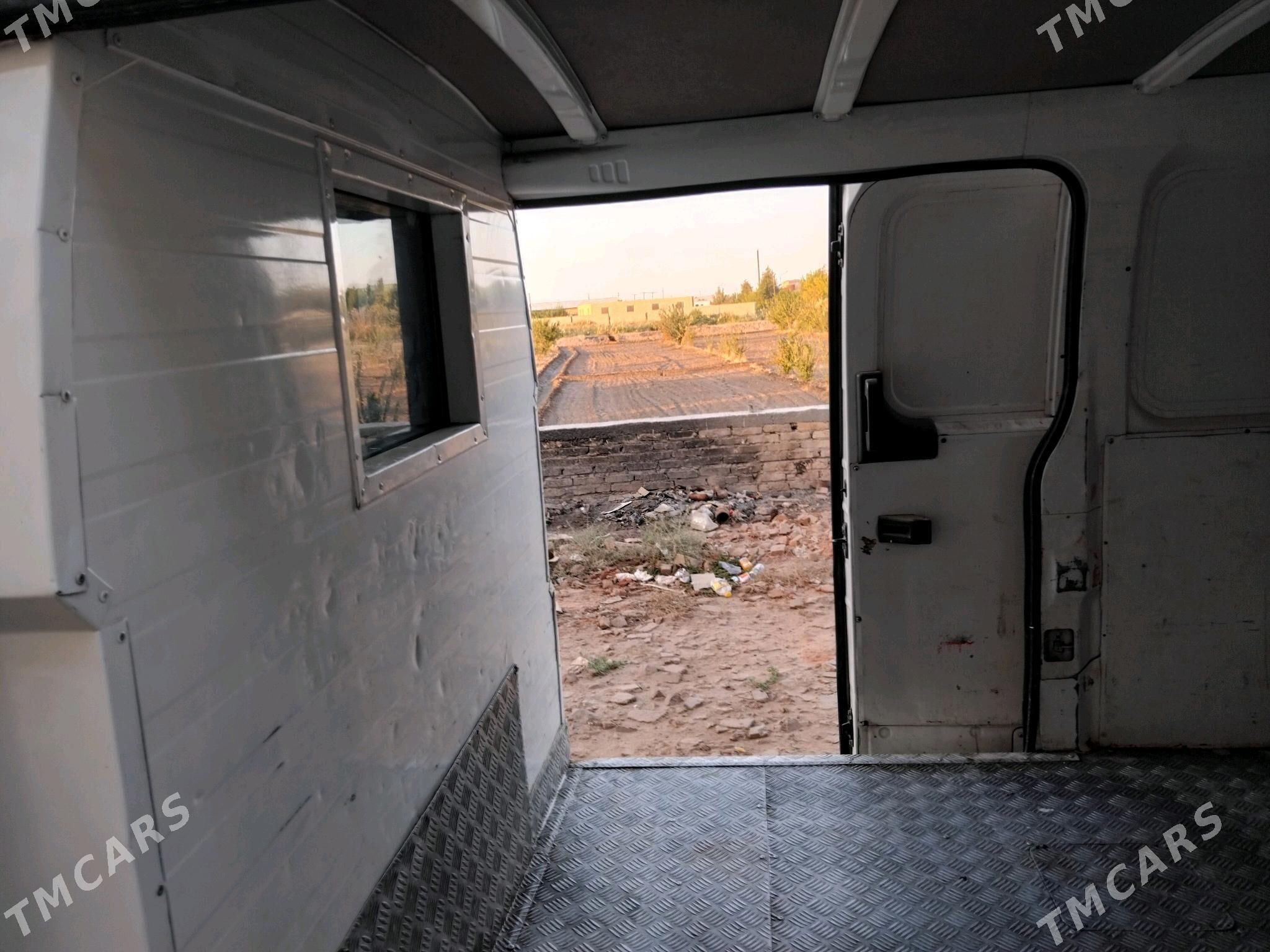 Nissan Urvan 2005 - 120 000 TMT - Дянев - img 6