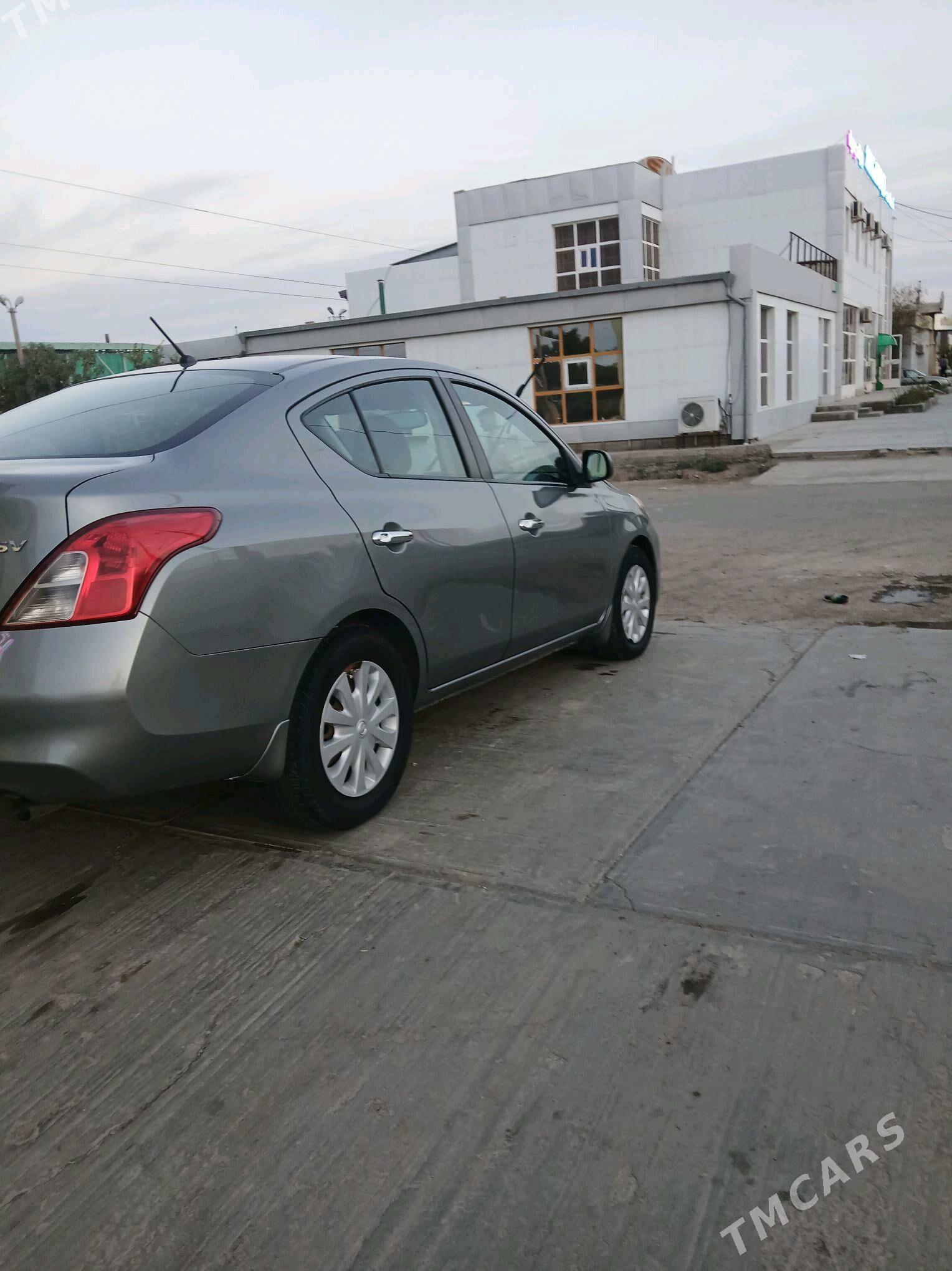 Nissan Versa 2012 - 100 000 TMT - Дашогуз - img 3