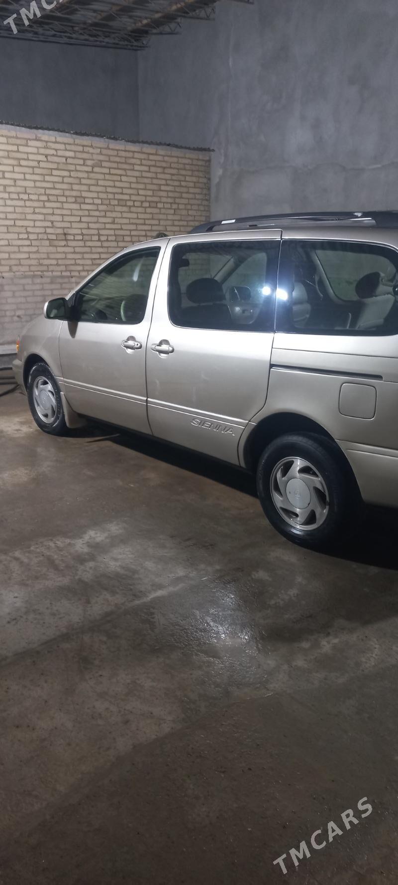 Toyota Sienna 2003 - 150 000 TMT - Саят - img 3