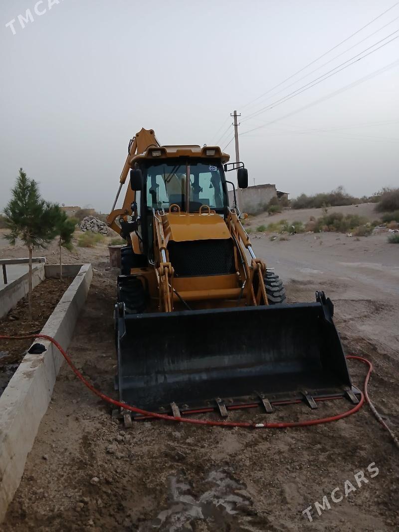 JCB 4CX ECO 2025 - 680 000 TMT - Farap - img 2