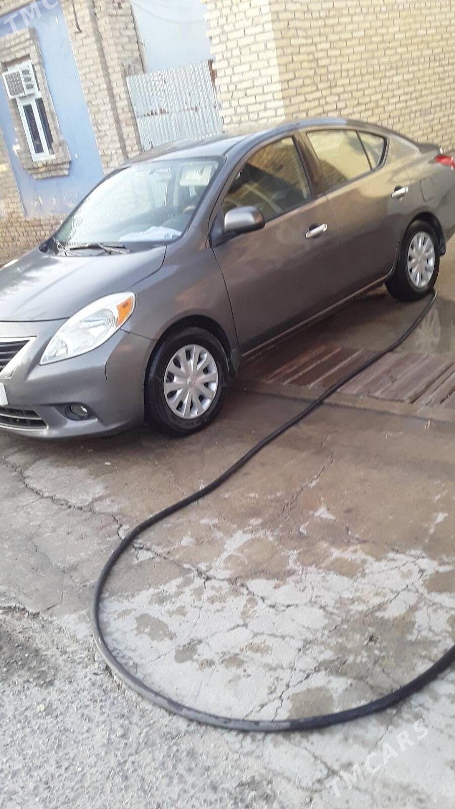 Nissan Versa 2013 - 130 000 TMT - Чарджоу - img 2