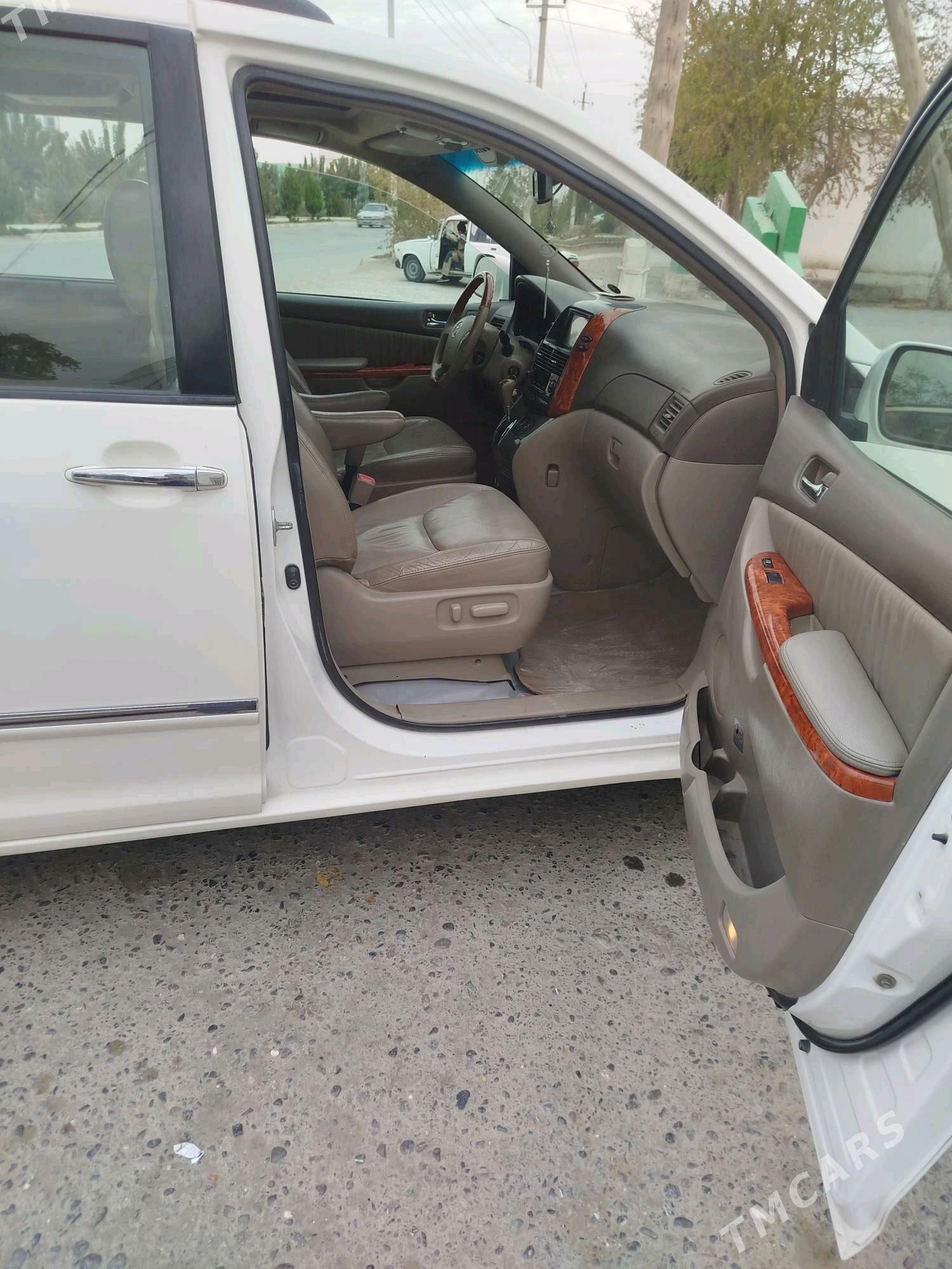 Toyota Sienna 2009 - 280 000 TMT - Акдепе - img 3