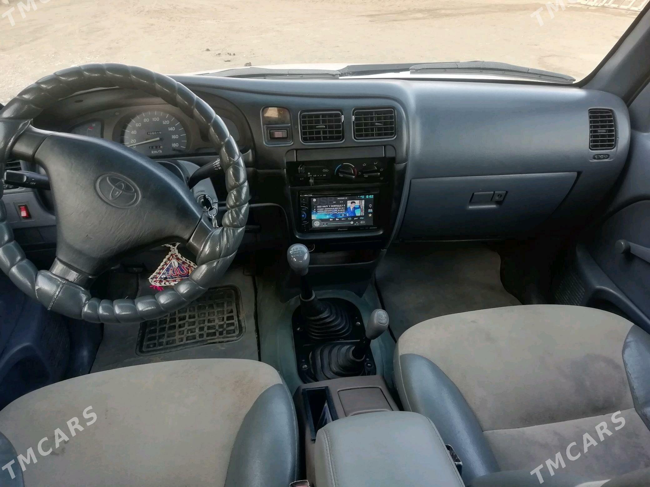 Toyota Hilux 2004 - 170 000 TMT - Гумдаг - img 4