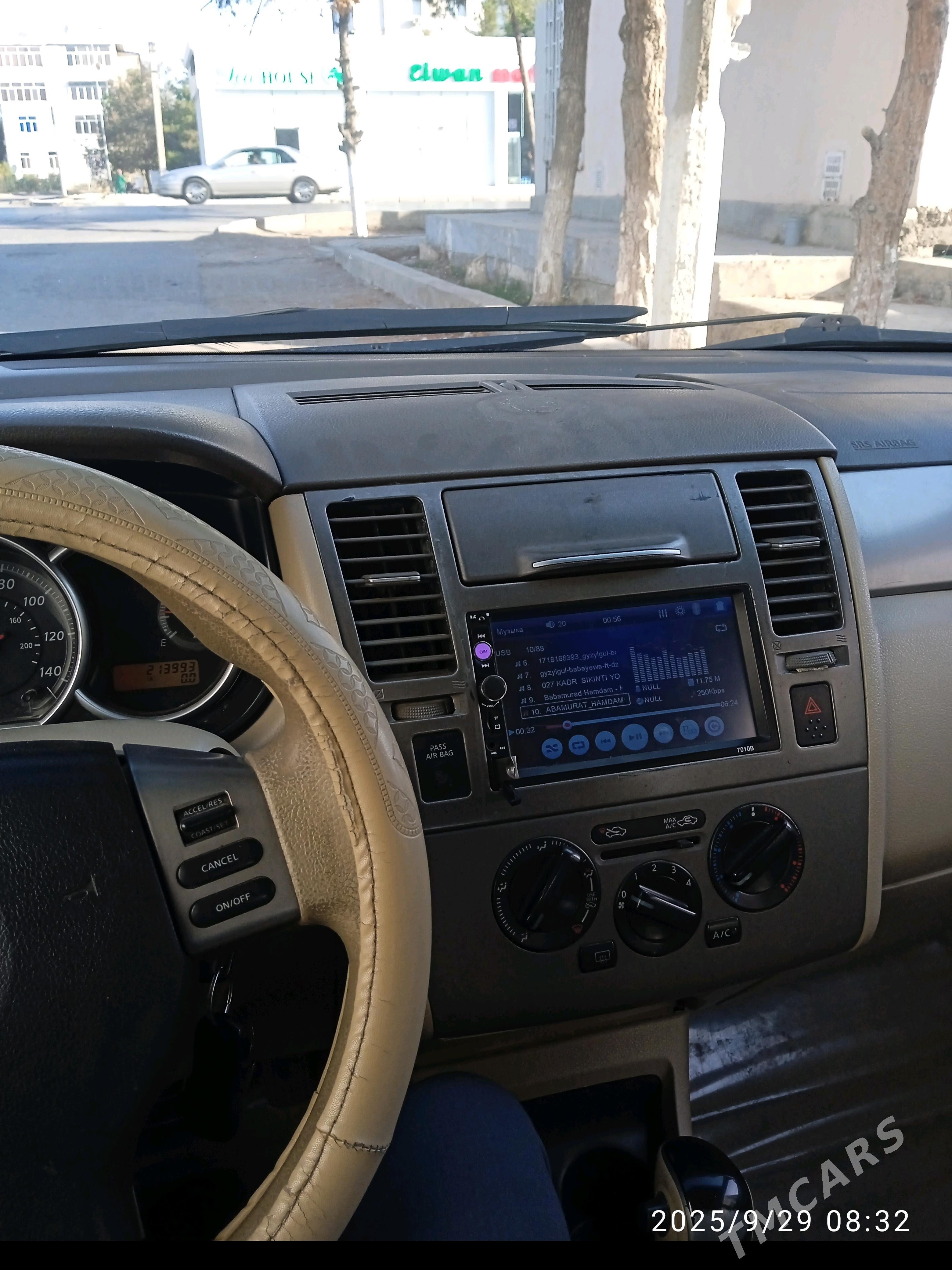 Nissan Versa 2010 - 130 000 TMT - Кака - img 7