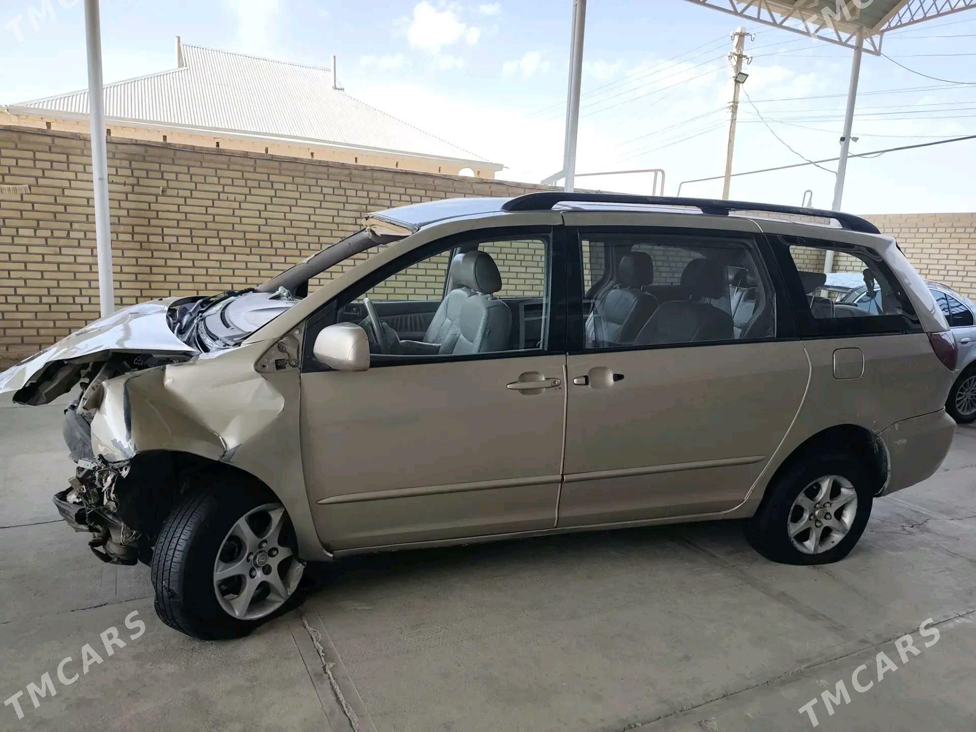 Toyota Sienna 2005 - 125 000 TMT - Мары - img 4