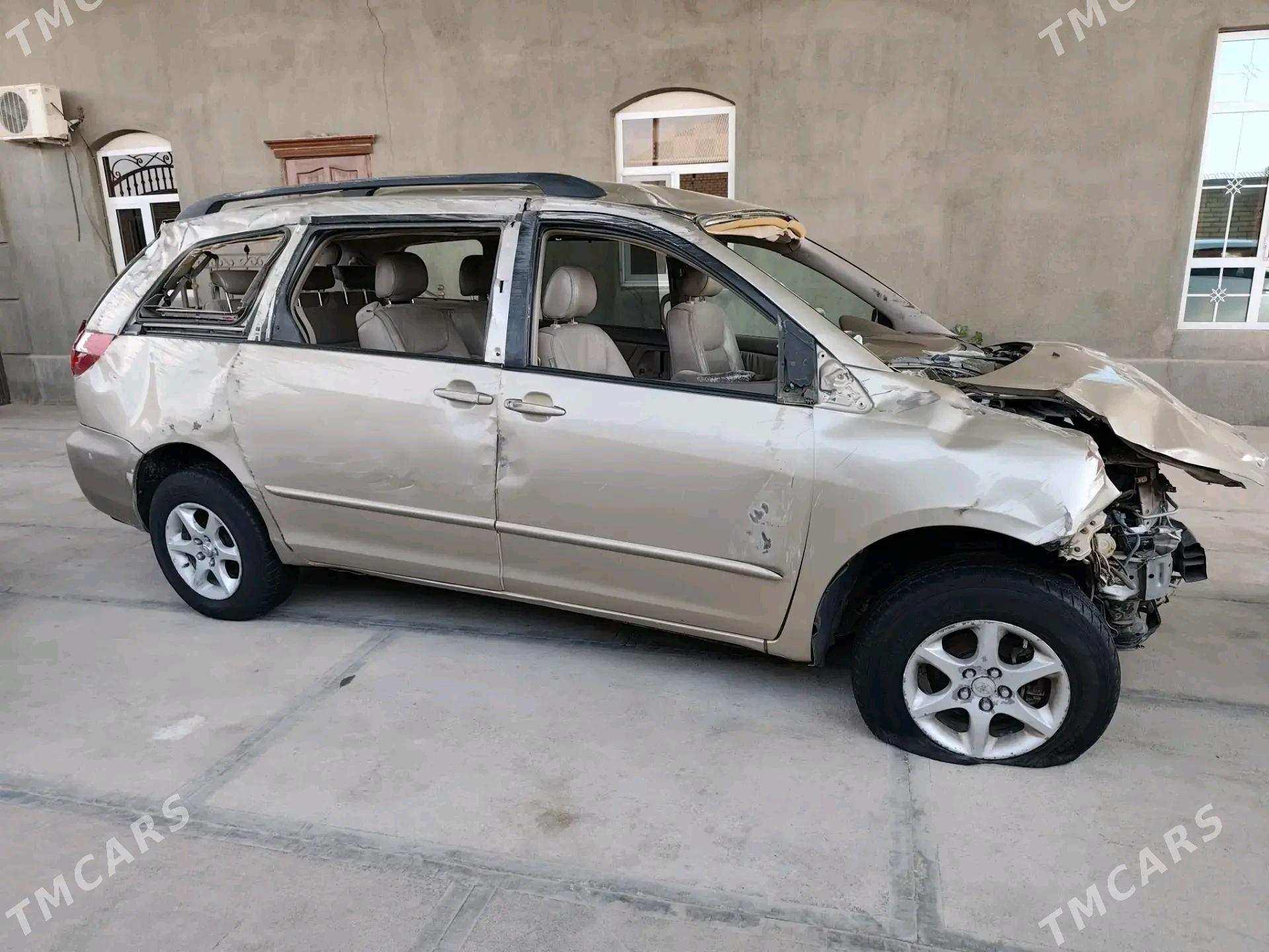 Toyota Sienna 2005 - 125 000 TMT - Мары - img 5