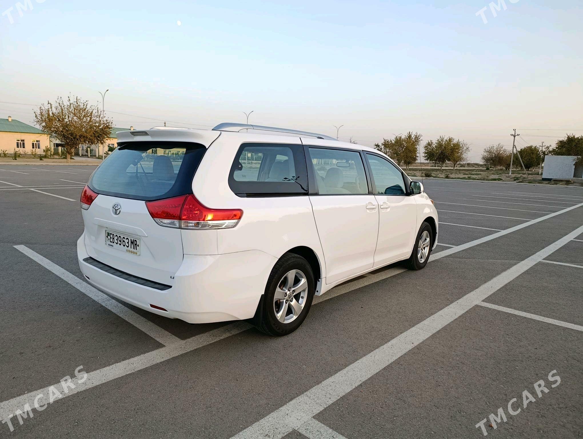 Toyota Sienna 2011 - 275 000 TMT - Мары - img 4