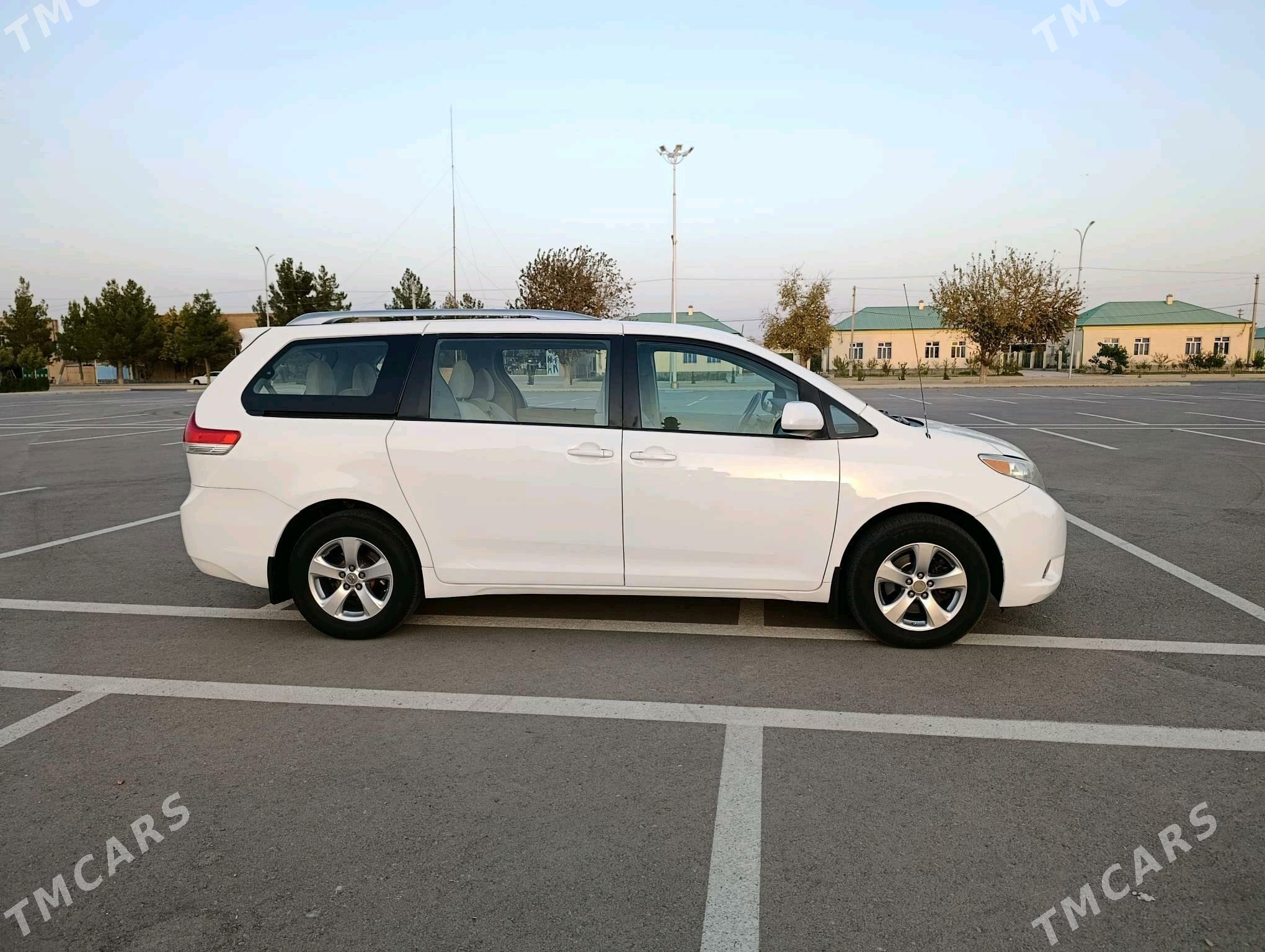 Toyota Sienna 2011 - 275 000 TMT - Мары - img 9