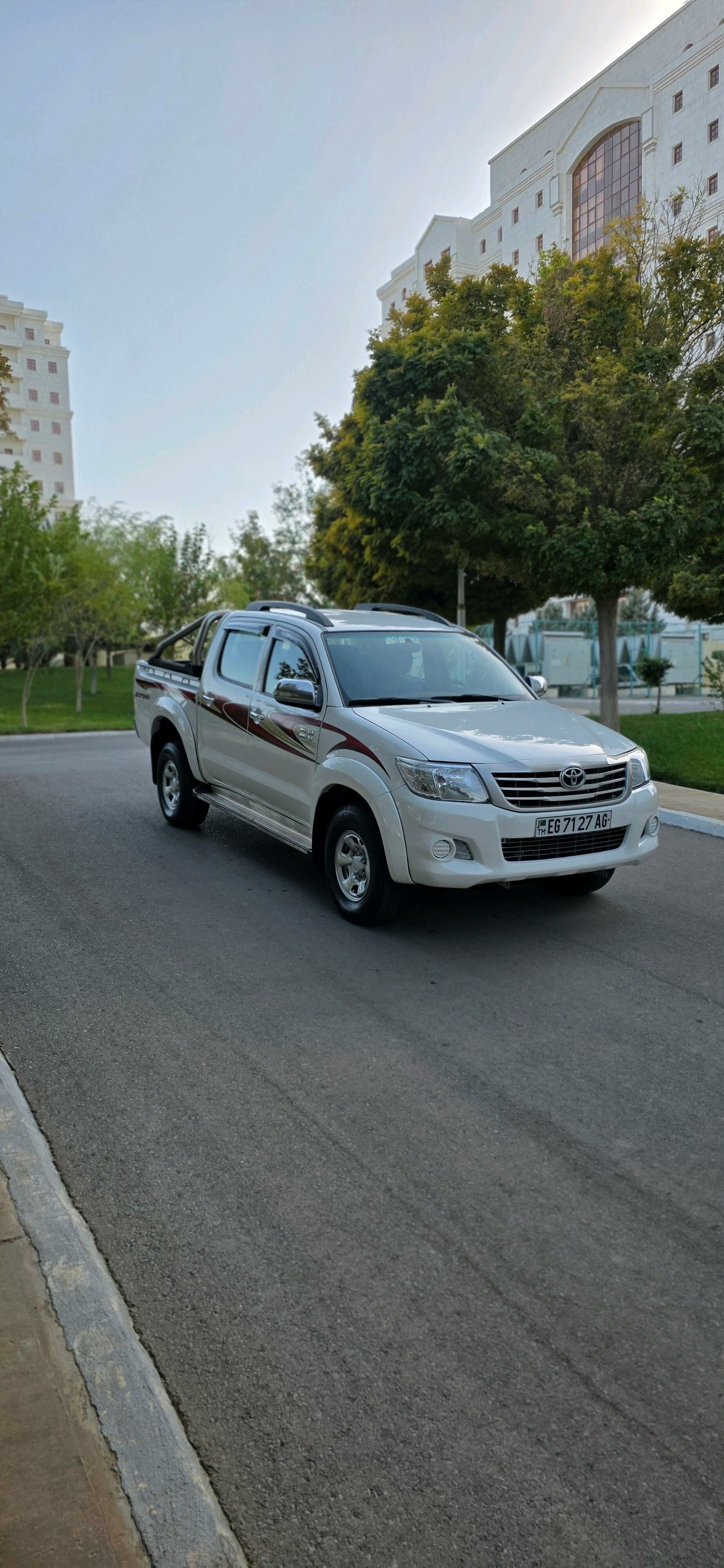 Toyota Hilux 2014 - 340 000 TMT - Бедев - img 3