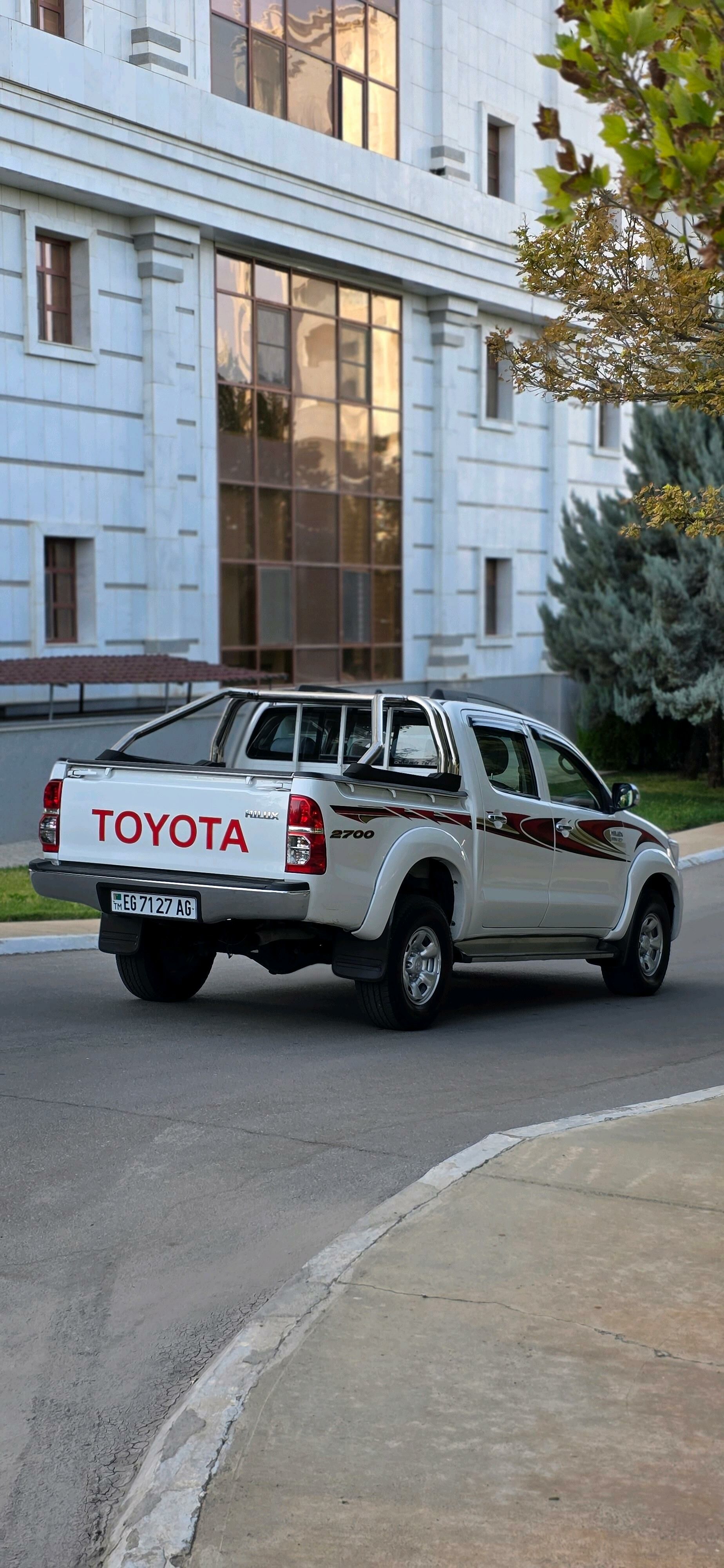 Toyota Hilux 2014 - 340 000 TMT - Бедев - img 4