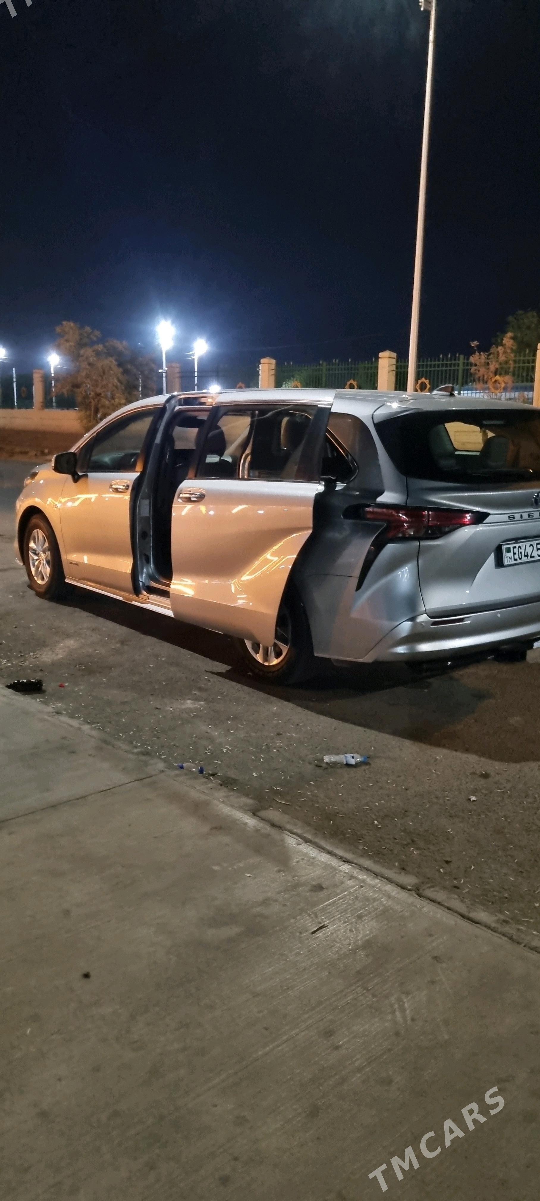 Toyota Sienna 2022 - 600 000 TMT - Мары - img 3