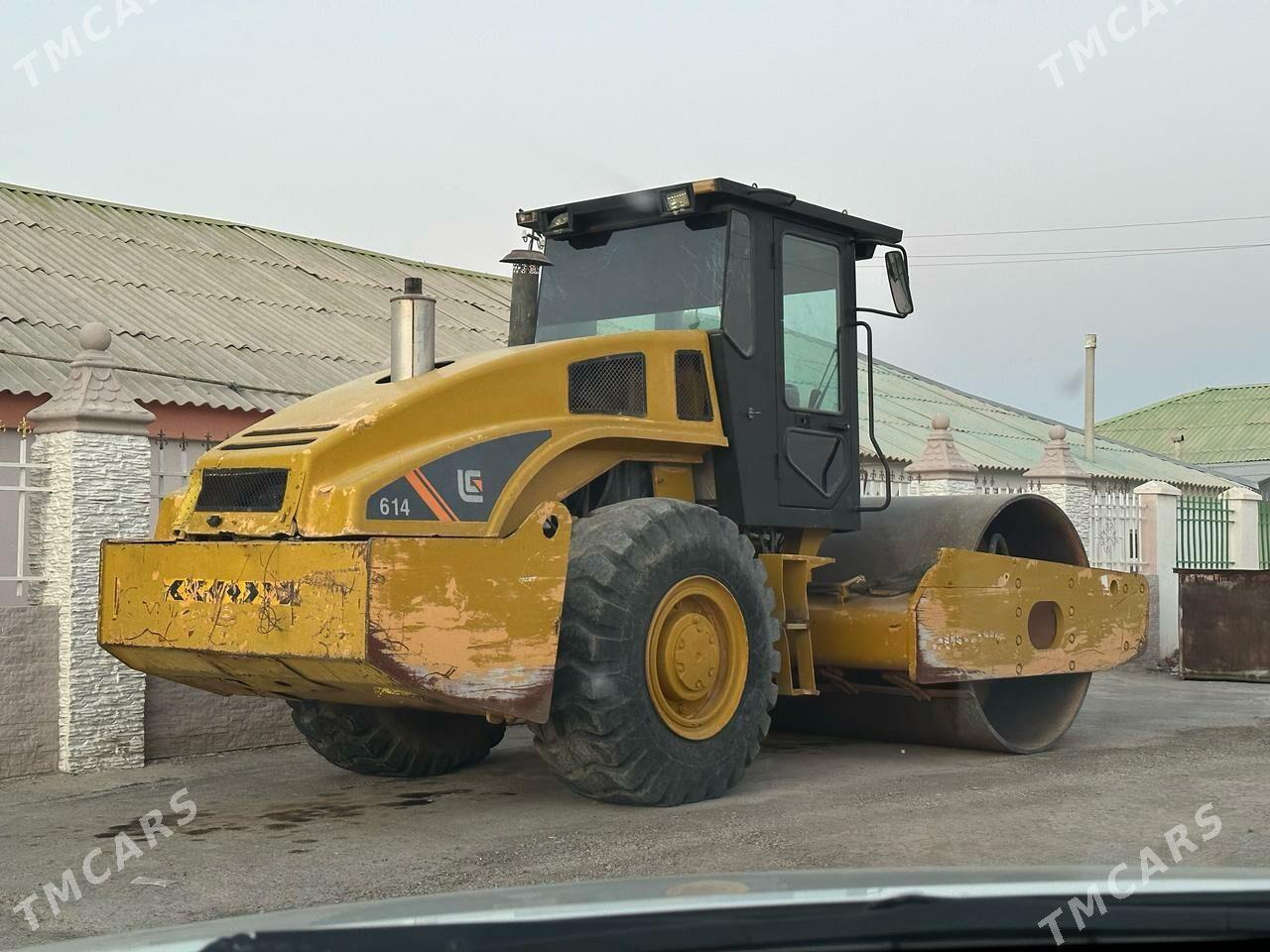 LiuGong CLG 6114E 2011 - 290 000 TMT - Бузмеин - img 2