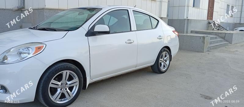 Nissan Versa 2013 - 113 000 TMT - Ашхабад - img 4